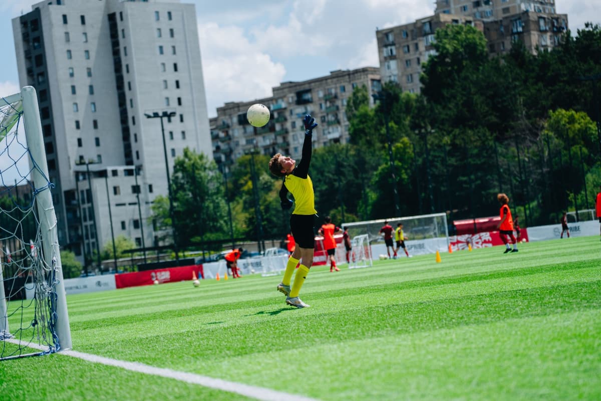 <p style="text-align: justify">წლევანდელი ზაფხულის ერთ-ერთმა ყველაზე მასშტაბურმა საფეხბურთო მოვლენამ სტარტი აიღო - თბილისში, ნუცუბიძის საფეხბურთო ცენტრში A.C. Milan-ის ოფიციალური საფეხბურთო კემპი „Milan Junior Camp Tbilisi“ დაიწყო.</p><p style="text-align: justify">ეს უნიკალური შესაძლებლობაა 6-დან 15 წლამდე ბავშვებისთვის, ივარჯიშონ „მილანის“ აკადემიის ოფიციალური მწვრთნელების ხელმძღვანელობით და გაიარონ ზუსტად ის პროგრამა და მეთოდოლოგია, რომლითაც იტალიური გრანდის აკადემიაში მომავალი ფეხბურთელები იზრდებიან.</p><p style="text-align: justify">კემპი 22 ივნისის ჩათვლით გაგრძელდება. მისი მონაწილეები მიიღებენ:</p><p style="text-align: justify">• "მილანის“ ოფიციალურ ეკიპირებას;&nbsp;<br>•&nbsp;საერთაშორისო სერტიფიკატს;&nbsp;<br>•&nbsp;ევროპული საფეხბურთო გარემოს გამოცდილებას;&nbsp;<br>•&nbsp;და შესაძლებლობას, მოხვდნენ „მილანის“ სკაუტების ყურადღების ცენტრში.&nbsp;</p><p style="text-align: justify">როგორც A.C. Milan-ის კემპის პარტნიორი მალხაზ მუსერიძე აღნიშნავს, პროექტის მიმართ ინტერესი გაიზარდა და შარშანდელი წარმატებული გამოცდილების შემდეგ, მოთხოვნა განსაკუთრებით მაღალია.</p><p style="text-align: justify">"წელს კემპის მონაწილეთა რაოდენობამ, დაახლოებით, 220 ბავშვს მიაღწია. ეს პროგრამა ბავშვებს დიდ პერსპექტივასაც უხსნის: „მილანი“ საერთაშორისო ფორმატით აწარმოებს სელექციას და მუდმივად აკვირდება ახალგაზრდა ტალანტებს.&nbsp;</p><p style="text-align: justify">შარშან „მილანთან“ გავაფორმეთ ხელშეკრულება, რომელიც საქართველოში სრულფასოვანი აკადემიის გახსნას ითვალისწინებს. ამ მიმართულებით, ძალიან ინტენსიურად ვმუშაობთ. ეს სკრუპულოზური პროცესია და უამრავ დეტალს მოიცავს, თუმცა იმედი მაქვს, რომ ამ შრომის შედეგს მალე ვიხილავთ", - აცხადებს მალხაზ მუსერიძე.</p><p style="text-align: justify">"Milan Camp Tbilisi 2026“-ის ორგანიზატორისა და საქართველოს ნაკრების ყოფილი ფეხბურთელის გიორგი ფოფხაძის თქმით, გასულ წელს ჩატარებულმა კემპმა იტალიელი მწვრთნელების მოლოდინსაც გადააჭარბა.</p><p style="text-align: justify">"მილანის“ ოფიციალურ მწვრთნელებს მსოფლიოს სხვადასხვა ქვეყანაში არაერთი კემპი აქვთ ჩატარებული, თუმცა თავად აღნიშნეს, რომ საქართველოში ისეთი მომზადებული და ნიჭიერი ბავშვები დახვდათ, როგორიც სხვაგან იშვიათად უნახავთ. პირდაპირ თქვეს საოცარი თაობა მოდისო. შეგვიძლია თამამად ვთქვათ, რომ ასეთი პროექტები არა მხოლოდ ბავშვებისთვის, არამედ თავად „მილანისთვისაც“ საინტერესოა", - ამბობს ფოფხაძე.</p><p style="text-align: justify">მისივე თქმით, იტალიელი სპეციალისტები გასულ წელს მონაწილე მოზარდებს ახლაც აქტიურად აკვირდებიან და რამდენიმე ბავშვი უკვე მონიშნულიც ჰყავთ, თუმცა არსებული რეგულაციების გამო, 18 წლამდე მოთამაშეების უცხოეთში გადაყვანა ამ ეტაპზე ვერ ხერხდება.</p><p style="text-align: justify">"საქართველოში ჩვენ გვაქვს სააგენტო, სადაც ბევრი ჩვენი ეროვნული ნაკრების ფეხბურთელია, ასევე ახალგაზრდული ნაკრების. არ მინდა, რომ სახელები და გვარები ჩამოვთვალო, ვინც ერკვევა, ალბათ, მიხვდება. მაგალითად, შარშანდელი კემპის შემდეგ ორ ბავშვთან დავიწყეთ ურთიერთობა. აქედან ერთი ბორჯომელი ბავშვია და გაოცებულები ვართ მისი სპორტული უნარებითა და მონაცემებით. ის ჯერ მხოლოდ 9 წლის არის", - აცხადებს გიორგი ფოფხაძე.</p><p style="text-align: justify">ორგანიზატორების თქმით, პროექტის მთავარი მიზანი მხოლოდ ერთკვირიანი საფეხბურთო გამოცდილება არ არის. საუბარია იმაზე, რომ ქართველმა ბავშვებმა საკუთარი თვალით ნახონ ევროპული საფეხბურთო სტანდარტი - დისციპლინა, გუნდური მუშაობა, ტაქტიკური აზროვნება და პროფესიონალური გარემო, სადაც მსოფლიო ფეხბურთის მომავალი იზრდება.</p><p style="text-align: justify">"მეც ყოფილი ფეხბურთელი ვარ და ზუსტად ვიცი, რამდენს ნიშნავს „მილანი“, რამხელა კლუბია და რამხელა ბედნიერებაა, გეცვას „მილანის“ მაისური და ერთი კვირის განმავლობაში გამოცდილებას პროფესიონალ მწვრთნელებთან ერთად იღებდე. ალბათ, ეს ერთი კვირა ჩვენი მომავალი თაობისთვის კიდევ უფრო განსხვავებული და დაუვიწყარი იქნება. ბავშვები ძალიან დიდ გამოცდილებას მიიღებენ. მე, მაგალითად, იმ ასაკში ასეთ კემპში რომ მიმეღო მონაწილეობა, მგონია, მომავალში ჩემი კარიერისთვის ძალიან მნიშვნელოვანი ტრამპლინი იქნებოდა. აქ სწავლობენ დისციპლინას, გუნდურ და ტაქტიკურ მუშაობას, მომავალში ეს მოზარდებს ძალიან დაეხმარებათ", - აცხადებს ფოფხაძე.</p><p style="text-align: justify">აღსანიშნავია, რომ როგორც შარშან, ისე წელს, პროექტის მხარდამჭერია საქართველოში იტალიის საელჩო.</p>