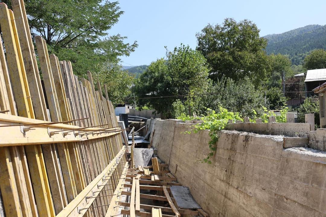 სოფელ ყვიბისში, “კვახიანი ღელეზე” ნაპირდამცავი კედლის რეაბილიტაცია მიმდინარეობს