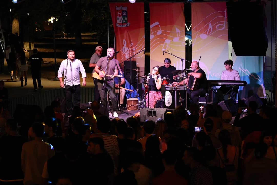 ბორჯომის მუნიციპალიტეტის ინიციატივით, მერაბ კოსტავას სახელობის სკვერში “ჩვენებურების” კონცერტი გაიმართა