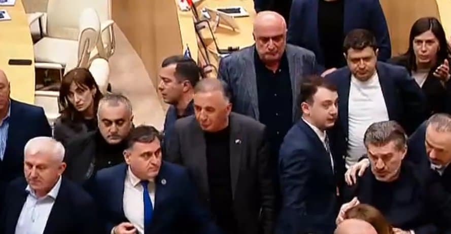ოპოზიციონერი დეპუტატების ნაწილი სხდომიდან გააძევეს, ნაწილმა დარბაზი თავად დატოვა