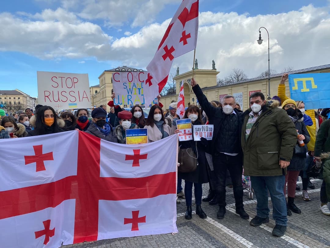 ბათუ ქუთელია და დავით სიხარულიძე მიუნხენში უკრაინის სოლიდარობის დღეს გამართულ აქციას დაესწრნენ
