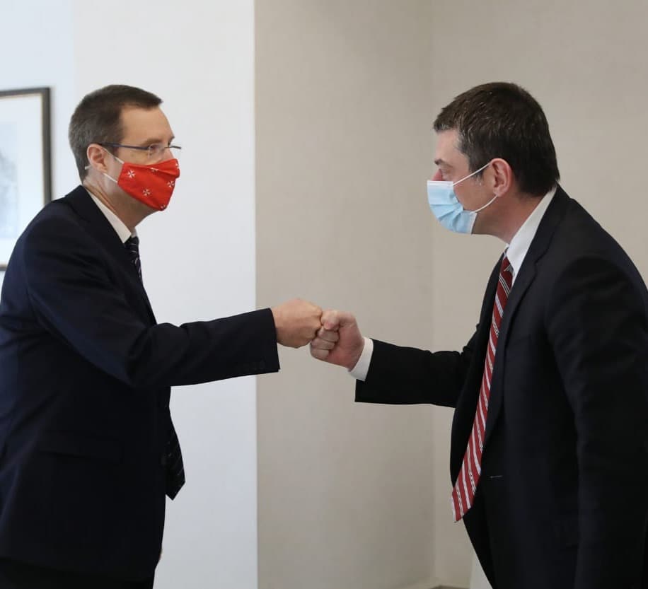 Frontnews image description