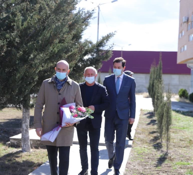 Frontnews image description