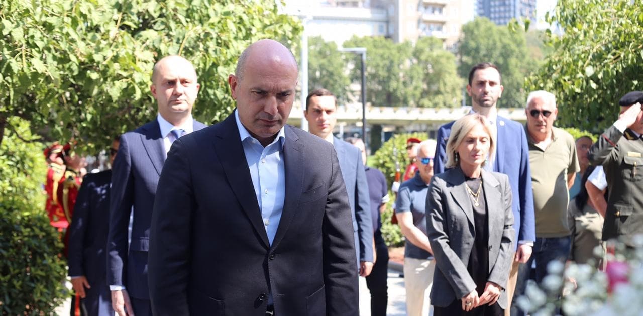 Frontnews image description