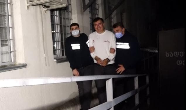 მიხეილ სააკაშვილი – გადმომათრიეს მანქანიდან კრიმინალების გინების ქვეშ, გამათრიეს მიწაზე და რამდენჯერმე ჩამარტყეს კისერში