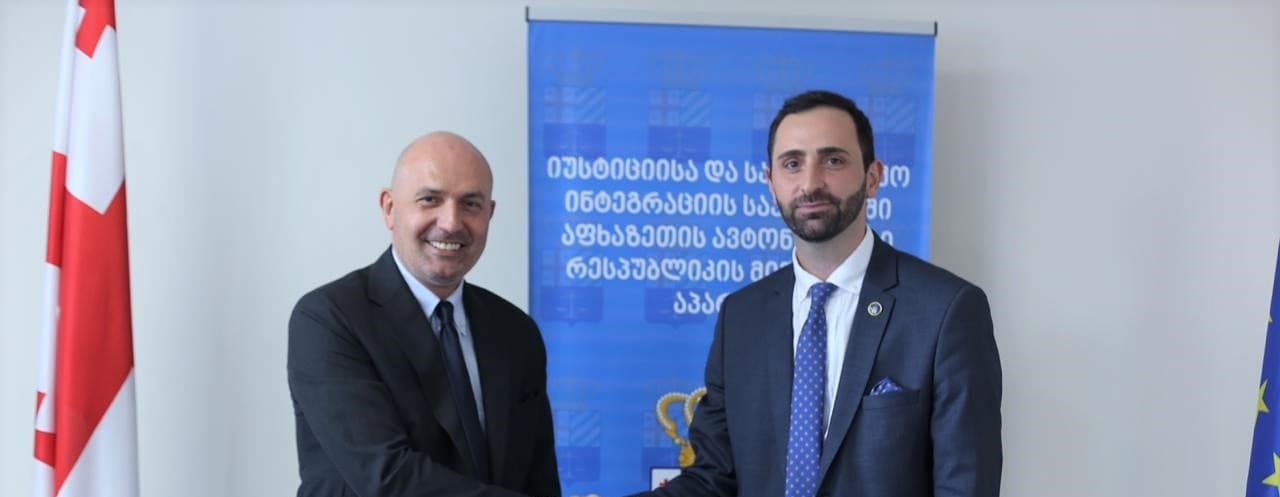 Frontnews image description