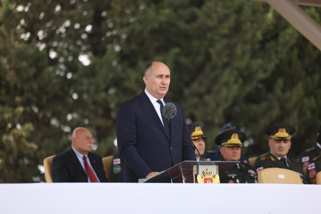 ჯუანშერ ბურჭულაძემ სამხედროებს თავდაცვის ძალების დღე მოულოცა