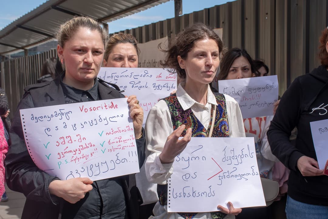 Parents of children with achondroplasia continue protests at government office