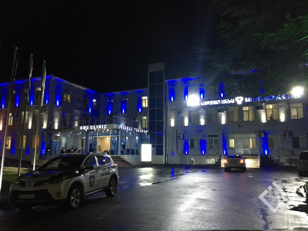 ბათუმში კლინიკის მესამე სართულიდან კოვიდინფიცირებული პაციენტი გადახტა
