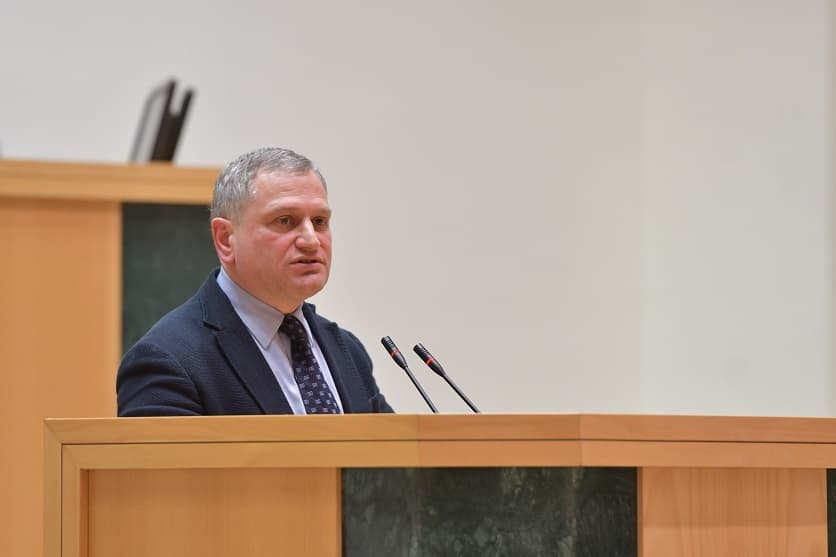 არმაზ ახვლედიანი – თქვენ ცდილობთ, რომ დააზიანოთ პარტნიორებთან ქვეყნის ურთიერთობა