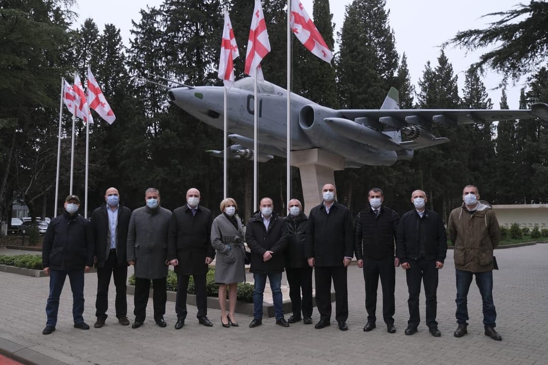 “თბილავიამშენსა” და “დელტას” პარლამენტის თავდაცვისა და უშიშროების კომიტეტის წევრები ესტუმრნენ