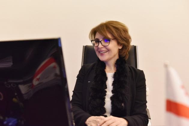 მწერლები და გამომცემლები ელისო ბოლქვაძისთვის “მშვიდობის ელჩის” სტატუსის მოხსნას მოითხოვენ