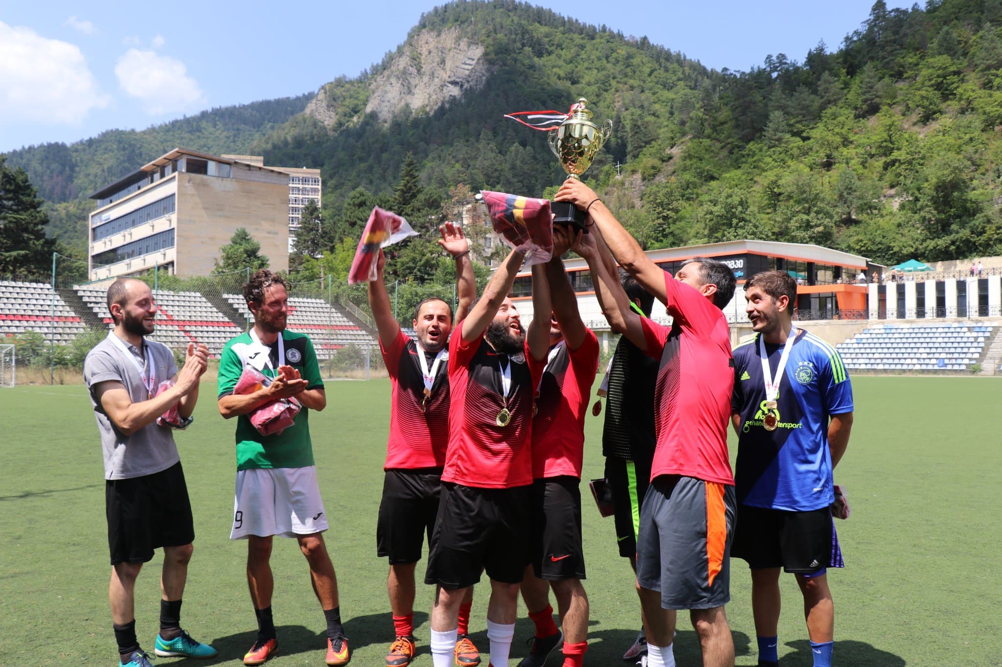 Frontnews image description