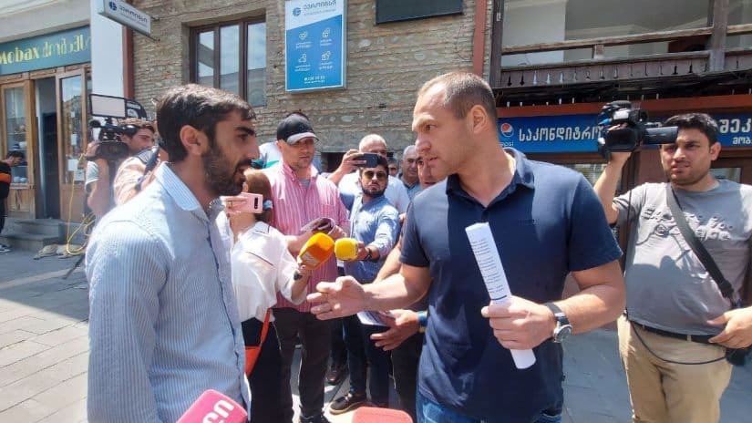 თელავში საკრებულოს “ქართული ოცნების“ წევრები ოპოზიციის წარმომადგენლებს დაუპირისპირდნენ