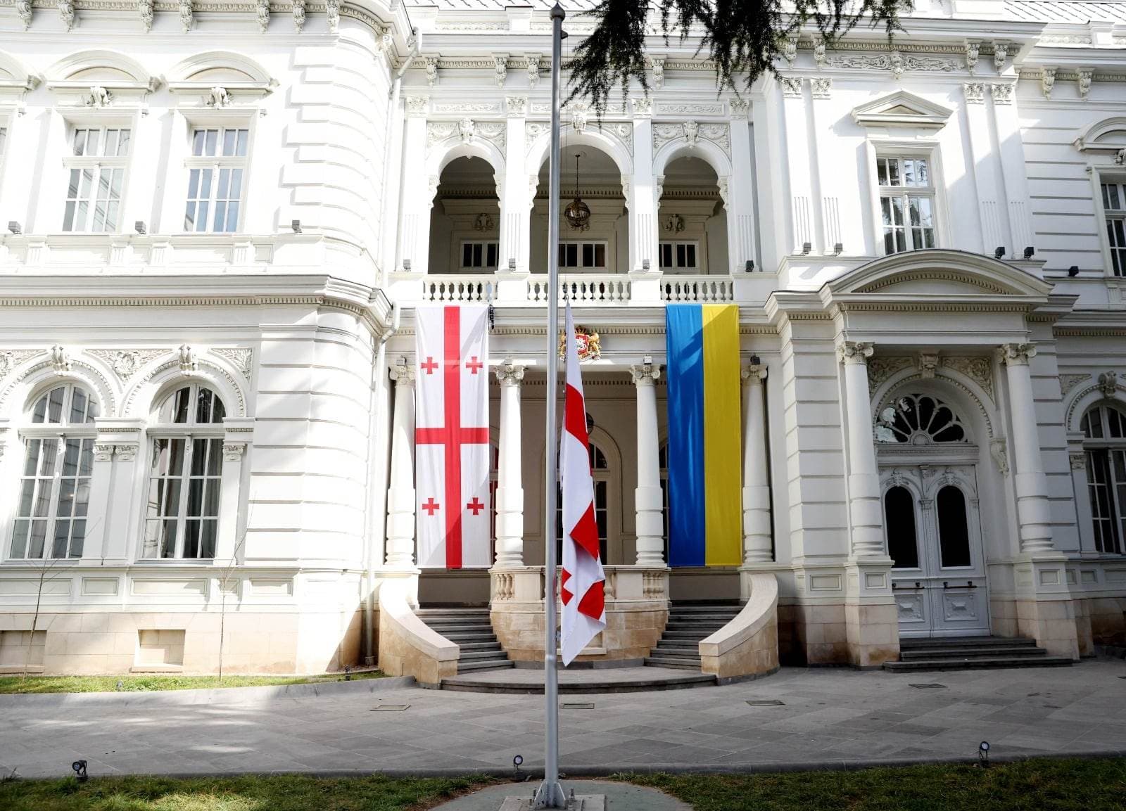 Frontnews image description