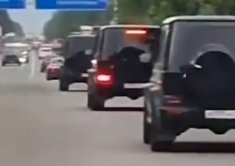 “3 “მერსედესის ჯიპი”, ერთი “ლენდკრუიზერი”, ჩაბურული შუშებით მოძრაობდნენ, ერთი და იმავე სანომრე ნიშნებით”