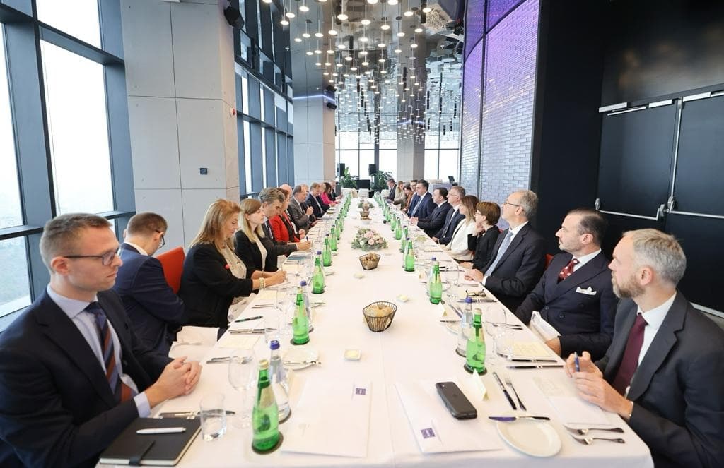 ირაკლი ღარიბაშვილი ევროკავშირის მისიის ხელმძღვანელსა და ევროკავშირის წევრი ქვეყნების ელჩებს შეხვდა