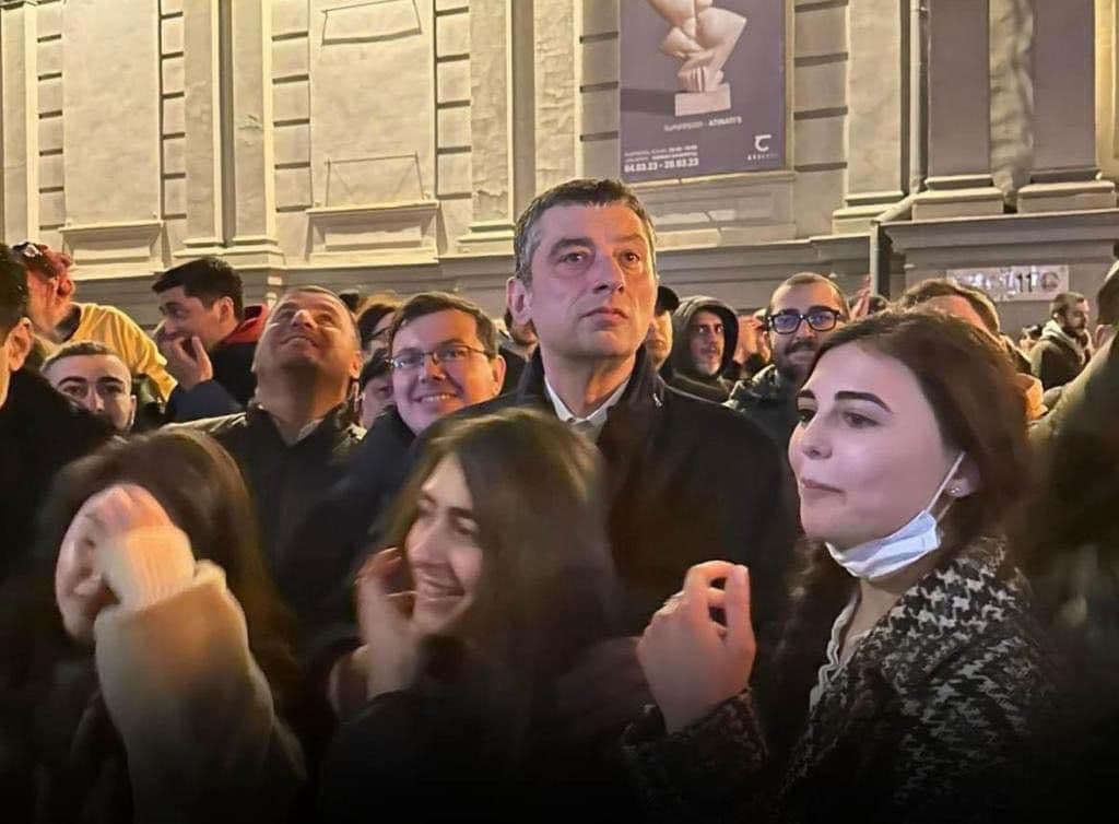 პარლამენტთან მიმდინარე აქციაზე გიორგი გახარია მივიდა