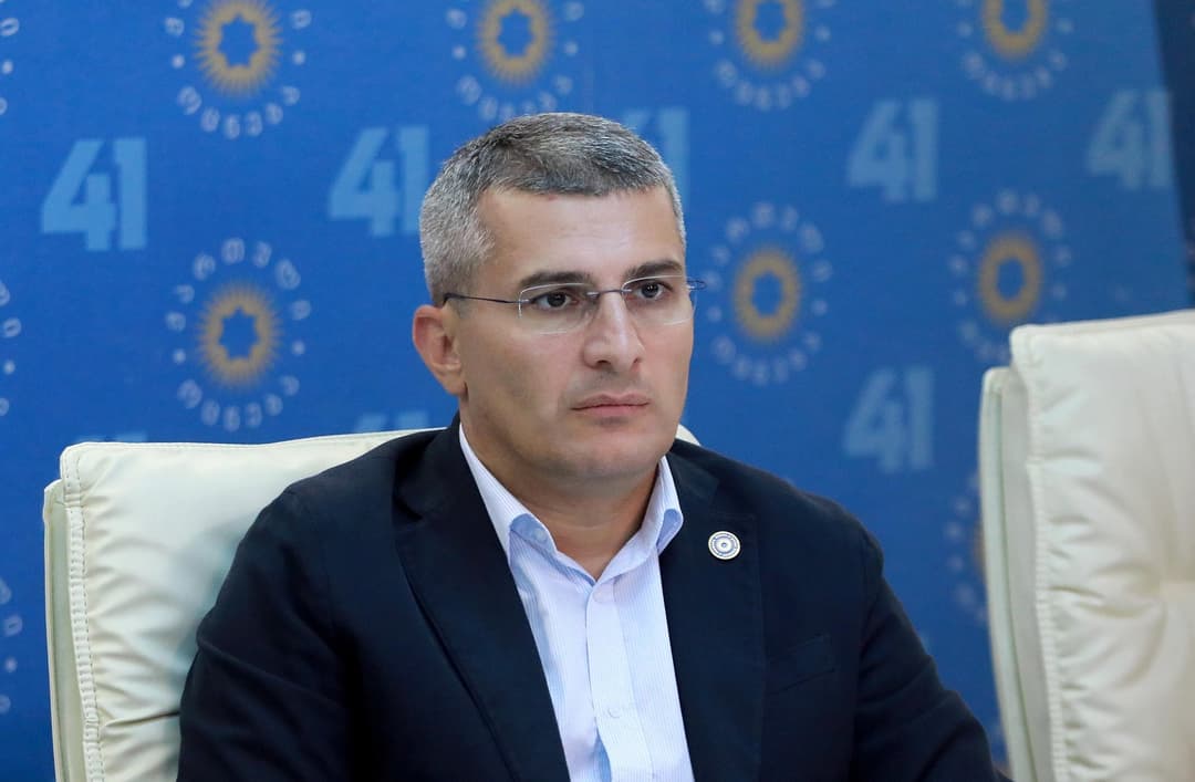 მამუკა მდინარაძე – ნოდარ დუმბაძის სკვერში, ჩოხატაურში, ბანკის შენობა ვერ აშენდება, ვერ გასხვისდება ეს ადგილი ამისთვის