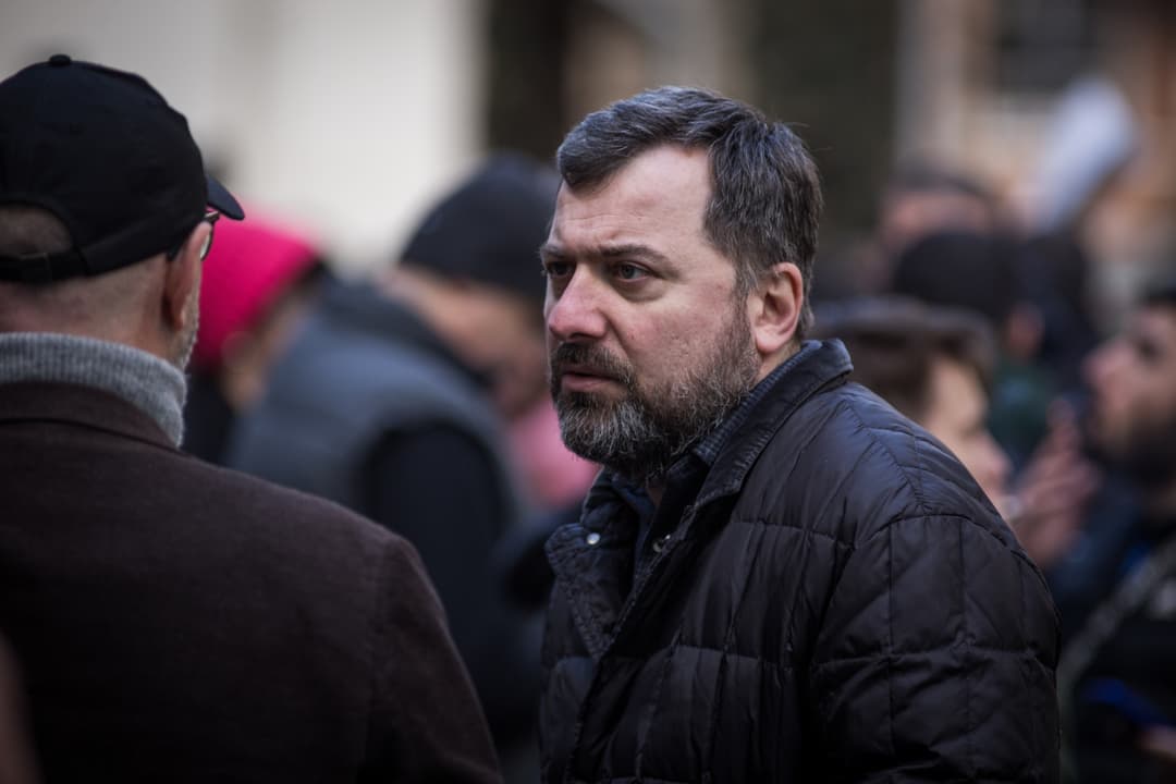 გია ჯაფარიძე – არის პოლიციის მიერ “დუბინკებით” ნაცემი, დაზიანებები აქვს თავზე, საჭიროებს ჰოსპიტალიზაციას