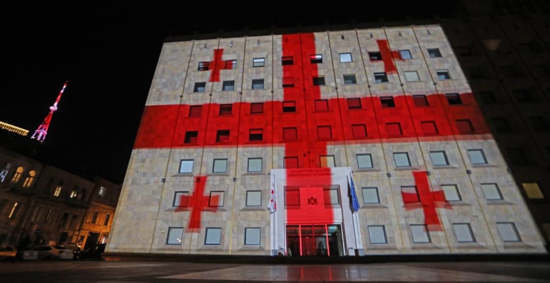 მთავრობის ადმინისტრაციის შენობაზე საქართველოს დროშის ვიზუალური ინსტალაცია მოეწყო