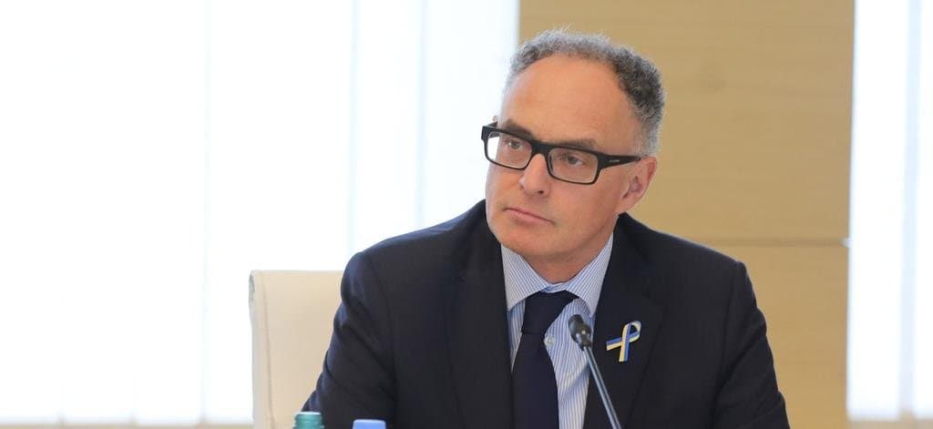 მარკ კლეიტონი – მოვუწოდებ ხელისუფლებას, უზრუნველყოს ყველა იმ პირის პასუხისმგებლობის საკითხი, რომლებმაც აგრესიული გზით ხელი შეუშალეს მშვიდობიანი შეკრების ჩატარებას