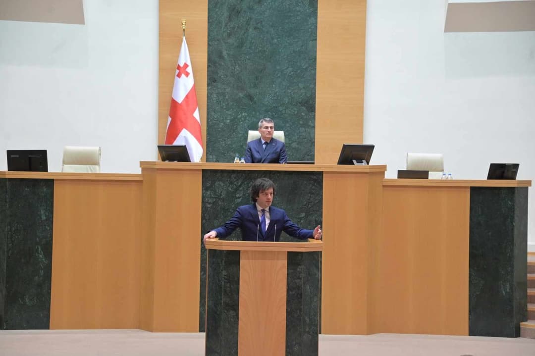 საპარლამენტო უმრავლესობა პრემიერ-მინისტრობის კანდიდატს და ნდობის გამოცხადებისთვის წარდგენილ მთავრობის შემადგენლობას შეხვდა