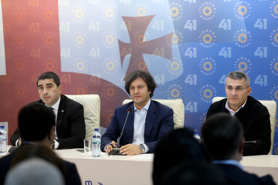 საპარლამენტო უმრავლესობის სხდომაზე მიმდინარე პოლიტიკურ საკითხებსა და სასესიო კვირის პლენარული სხდომების დღის წესრიგზე იმსჯელეს