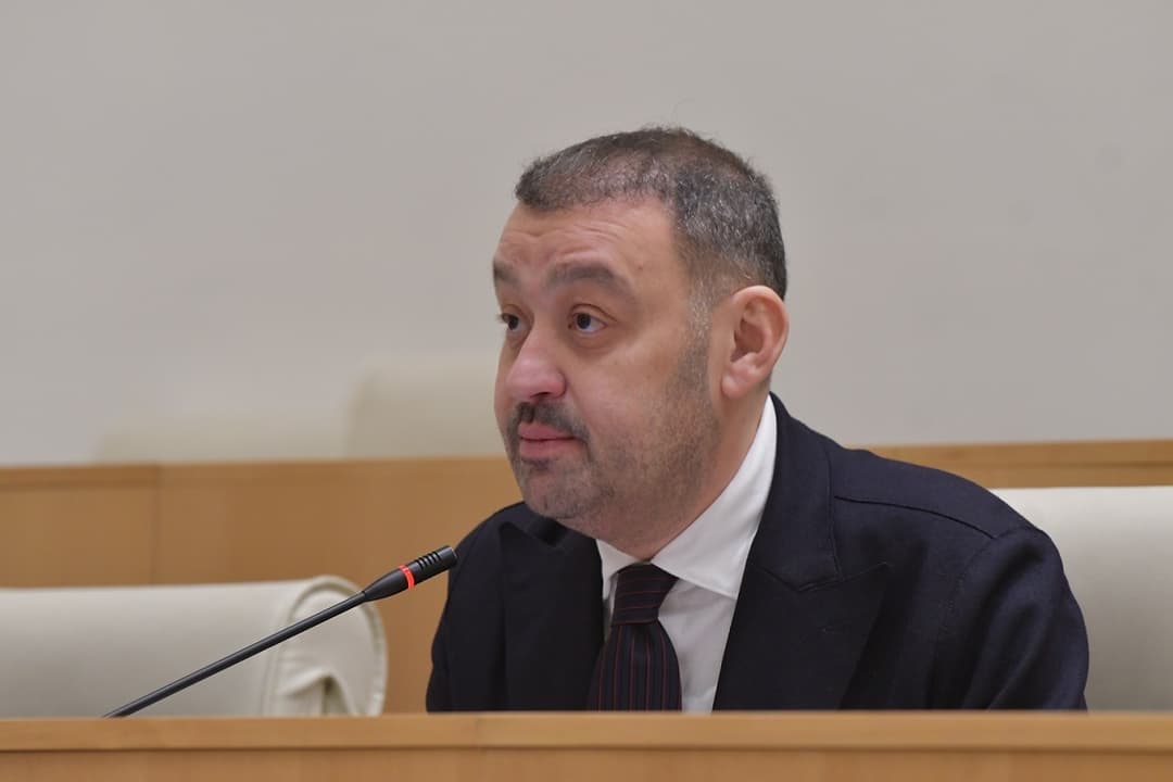 ბექა ოდიშარია – ხაბეიშვილის თავის მოჭრას აპირებს მისივე პარტიის ნახევარი, უთავოდ სიარული ურჩევნიათ ხაბეიშვილის თავით სიარულს