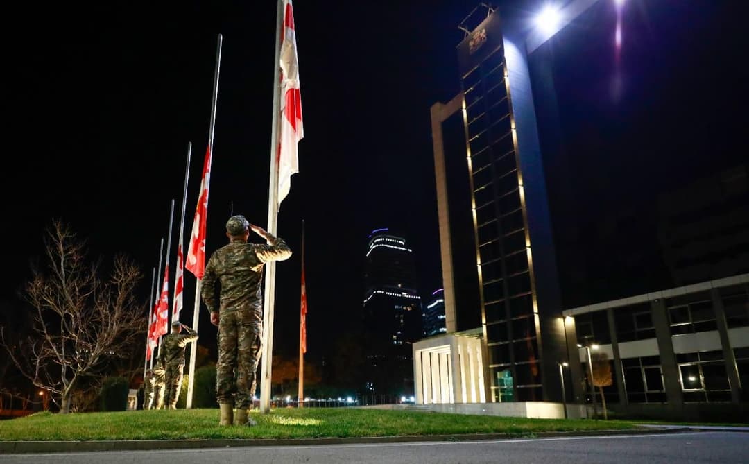 თავდაცვის სამინისტროს ყველა ადმინისტრაციულ შენობაზე საქართველოს სახელმწიფო დროშები დაეშვა