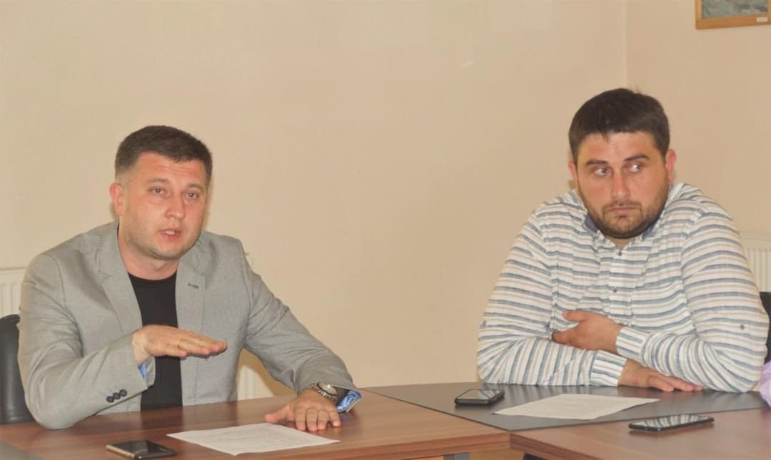 ონის მერი მეწარმეებს შეხვდა, რომლებიც მუნიციპალიტეტში ინფრასტრუქტურულ სამუშაოებს ახორციელებენ