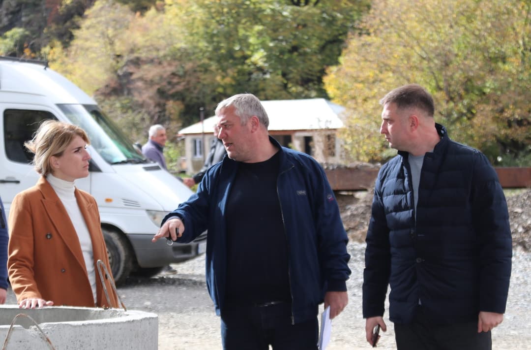 რაჭა-ლეჩხუმ ქვემო სვანეთის სახელმწიფო რწმუნებულის პირველი მოადგილე ონის მუნიციპალიტეტის მერს და მის მოადგილეებს შეხვდა