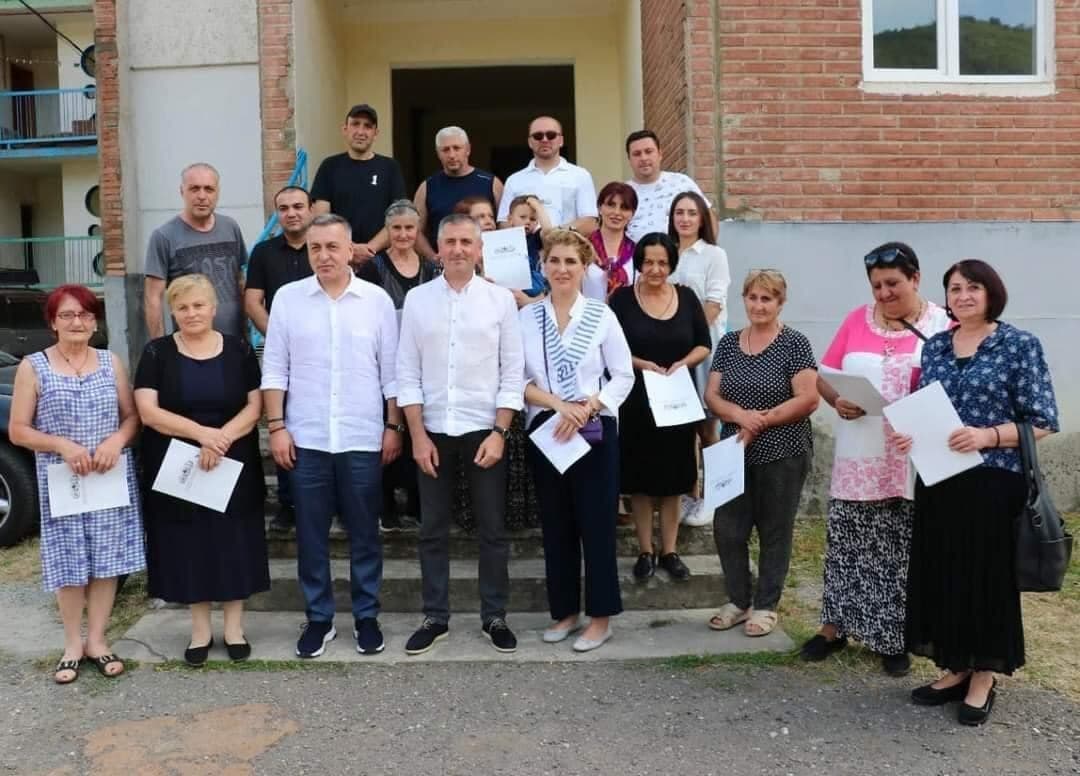 ონის მუნიციპალიტეტში მცხოვრებ 16 ოჯახს ფართები საკუთრებაში გადაეცათ