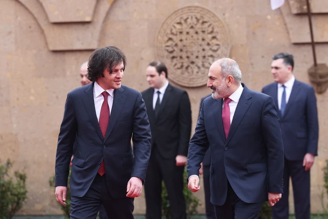 სომხეთის რესპუბლიკის მთავრობის რეზიდენციაში საქართველოს პრემიერ-მინისტრის დახვედრის ოფიციალური ცერემონია გაიმართა