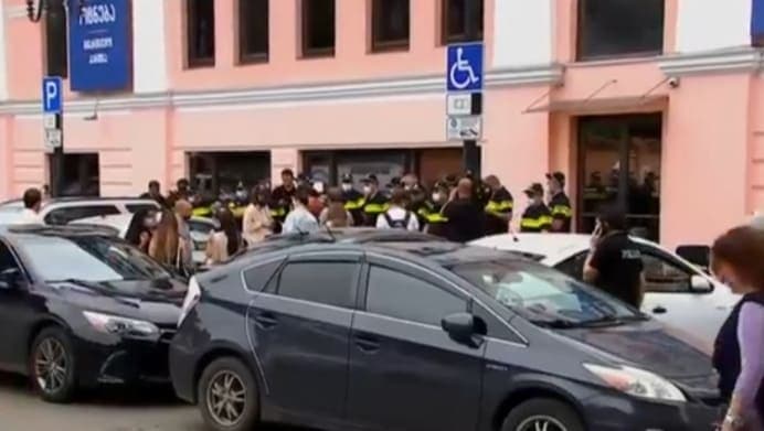 “ქართული ოცნების” ცენტრალურ ოფისთან სამოქალაქო აქტივისტებმა საპროტესტო აქცია გამართეს