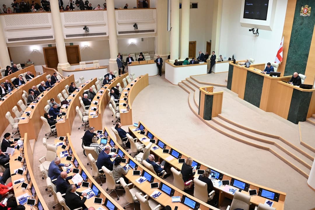 პარლამენტის პლენარული სხდომა ხმაურის ფონზე მიმდინარეობს