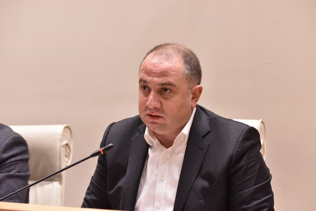 ირაკლი ჩიქოვანი – მახინჯია ლოგიკა, როდესაც ბიძინა ივანიშვილს, საქართველოს თანამედროვე ყველაზე დიდ ფილანტროპს, მოჭარბებული გავლენების მქონე პირად, ოლიგარქად წარმოაჩენ