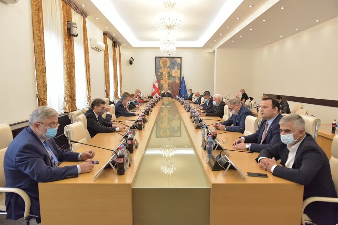 პარლამენტი დღეს საკონსტიტუციო ცვლილებებს განიხილავს