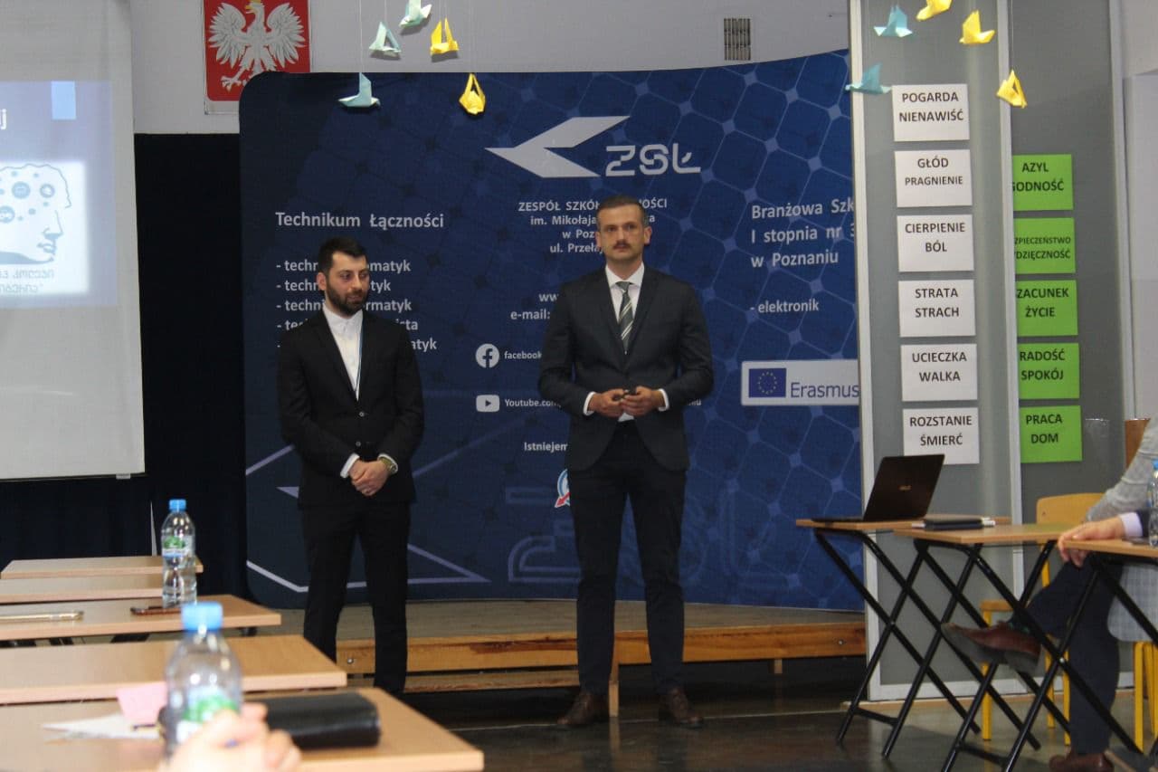 Frontnews image description