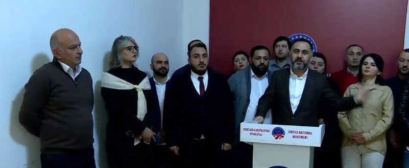 მირდატ ქამადაძე – ლევან ხაბეიშვილის უკან კულისებში დგანან ვანო მერაბიშვილი, დავით კეზერაშვილი და ლევან ვარშალომიძე