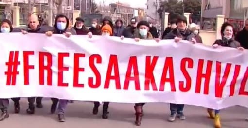 თბილისის საქალაქო სასამართლოს ეზოში მიხეილ სააკაშვილის მხარდამჭერები არიან შეკრებილი