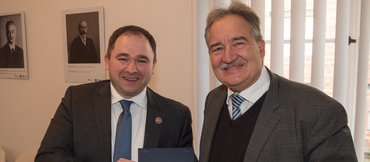 Frontnews image description