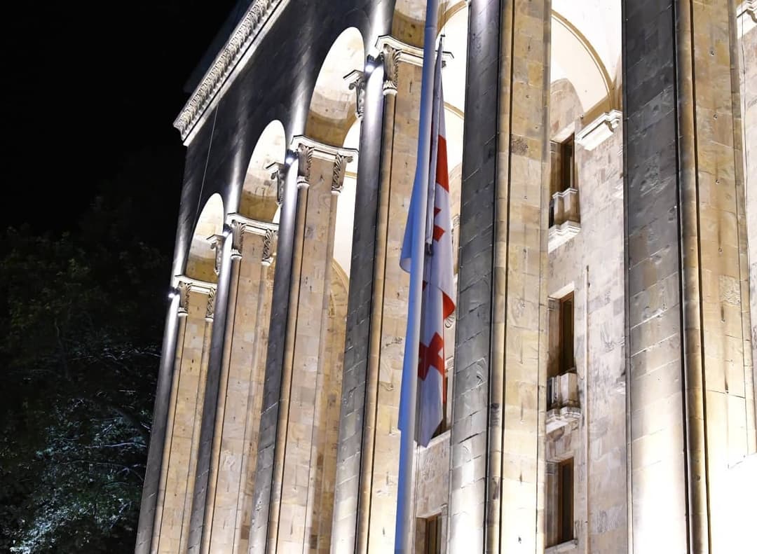 სოხუმის დაცემის დღესთან დაკავშირებით პარლამენტის შენობაზე სახელმწიფო დროშა დაეშვა