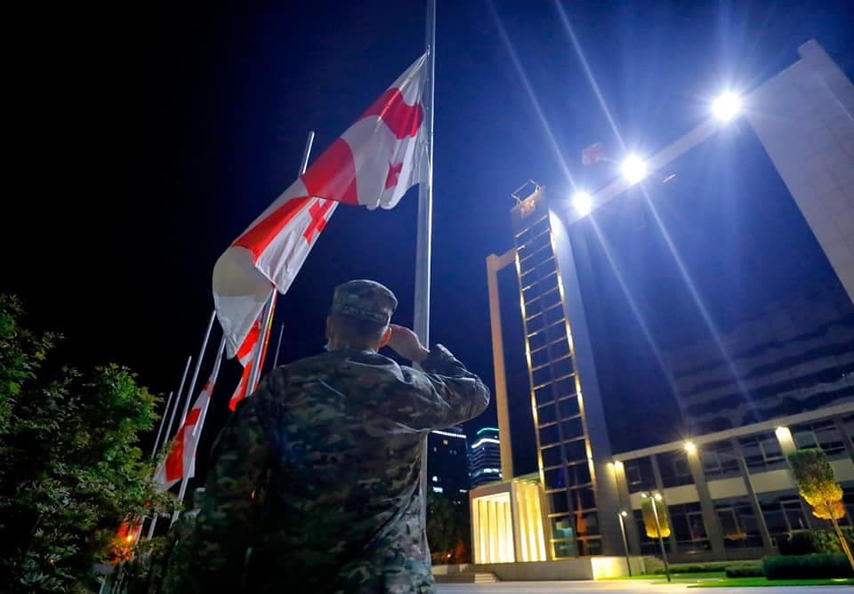 სოხუმის დაცემის დღესთან დაკავშირებით თავდაცვის სამინისტროსა და სამხედრო ნაწილების ტერიტორიაზე სახელმწიფო დროშები დაეშვა