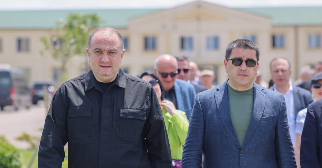 პარლამენტის თავმჯდომარე და პარლამენტარები თავდაცვის ძალების პირველ ქვეით ბრიგადაში იმყოფებოდნენ