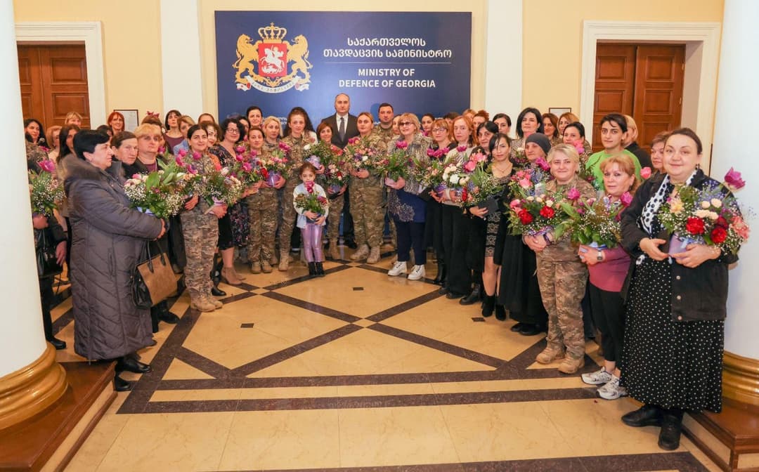 თავდაცვის მინისტრმა მრავალშვილიან დედებს დედის დღე მიულოცა