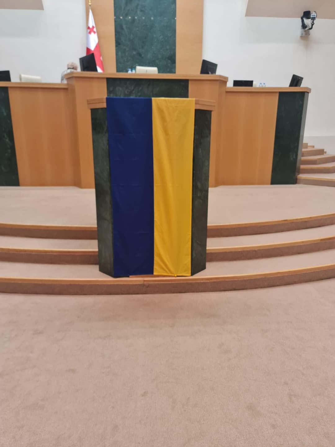 საპარლამენტო უმრავლესობამ ტრიბუნაზე უკრაინის დროშა გადმოფინა