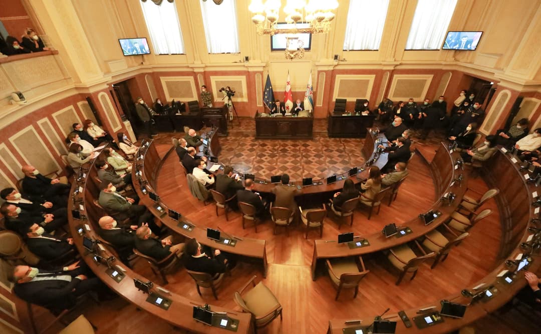 ოპოზიცია თბილისის საკრებულოს რიგგარეშე სხდომის მოწვევას ითხოვს