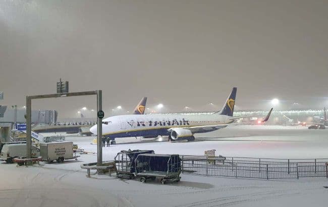 ბრიტანეთში ძლიერი თოვის გამო აეროპორტები დაკეტილია, შეფერხებებია საავტომობილო და სარკინიგზო მიმოსვლაზე