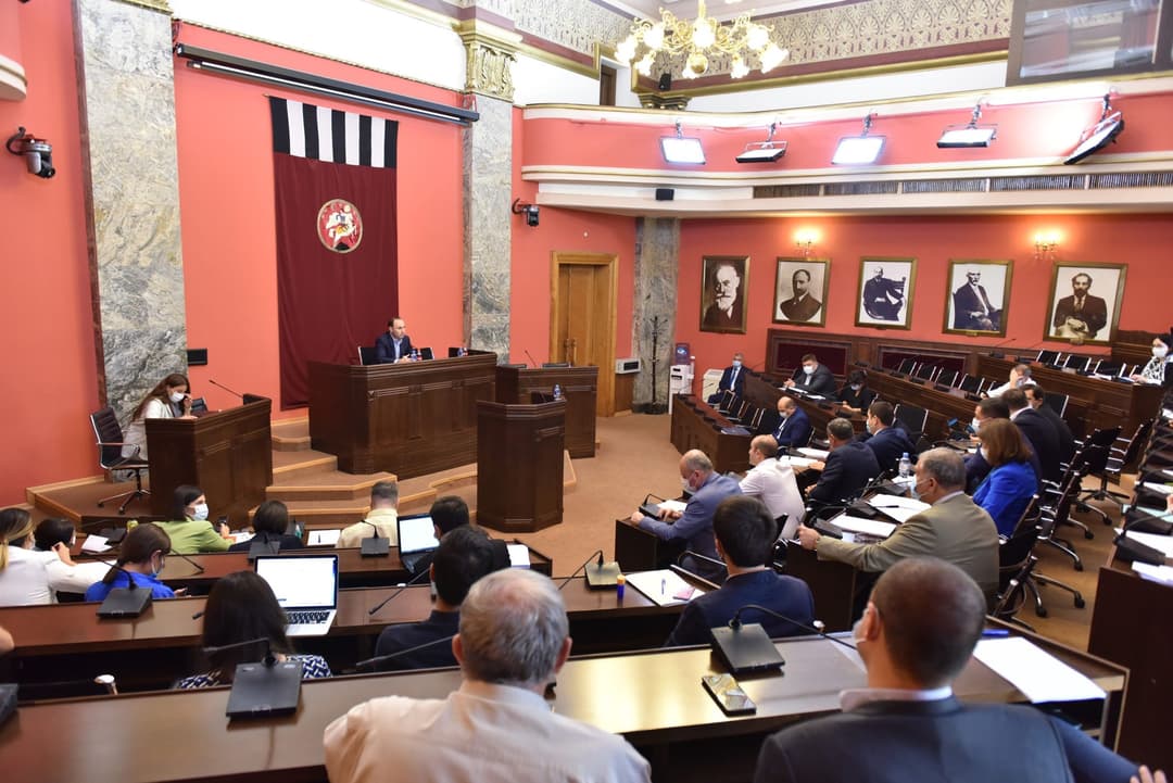 პარლამენტში 2019 წლის 19–21 ივნისის მოვლენებთან დაკავშირებით ინიცირებული “ამნისტიის შესახებ“ კანონპროექტის საკომიტეტო განხილვები დასრულდა